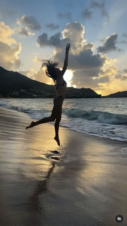 Naga heidi klum pokazuje piersi. Ma na sobie tylko krem