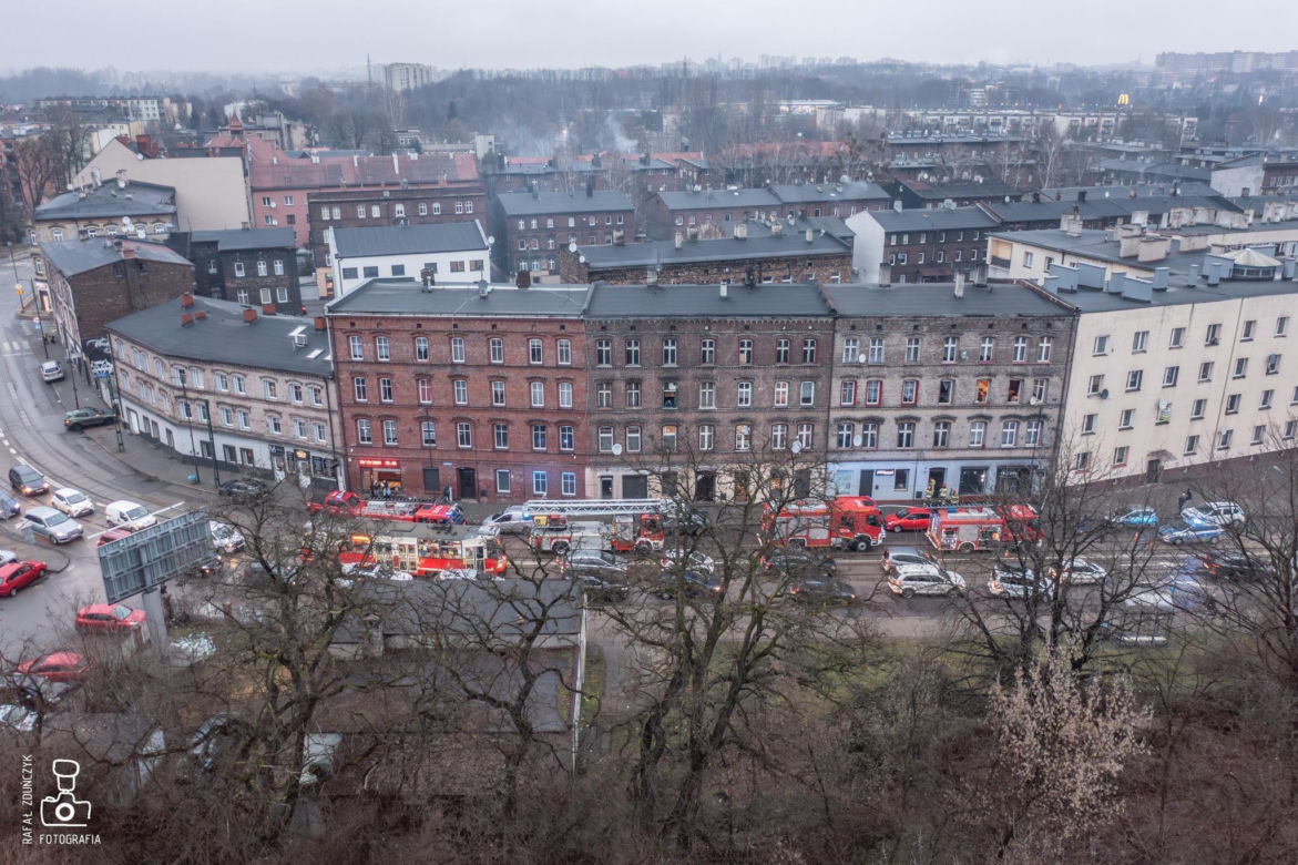 Duże utrudnienia na ul. Katowickiej w Świętochłowicach. Trwa interwencja straży pożarnej