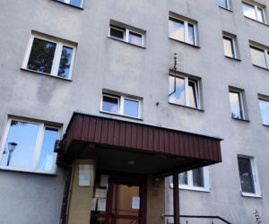 Sąsiedzi byli świadkami makabrycznych scen. 70-latka nie żyje, jej syn trafił do szpitala