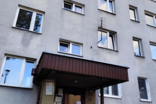Sąsiedzi byli świadkami makabrycznych scen. 70-latka nie żyje, jej syn trafił do szpitala