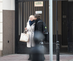 Poseł całuje blondynkę na mrozie