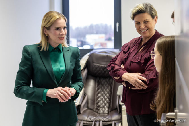 Marta Nawrocka w zieleni