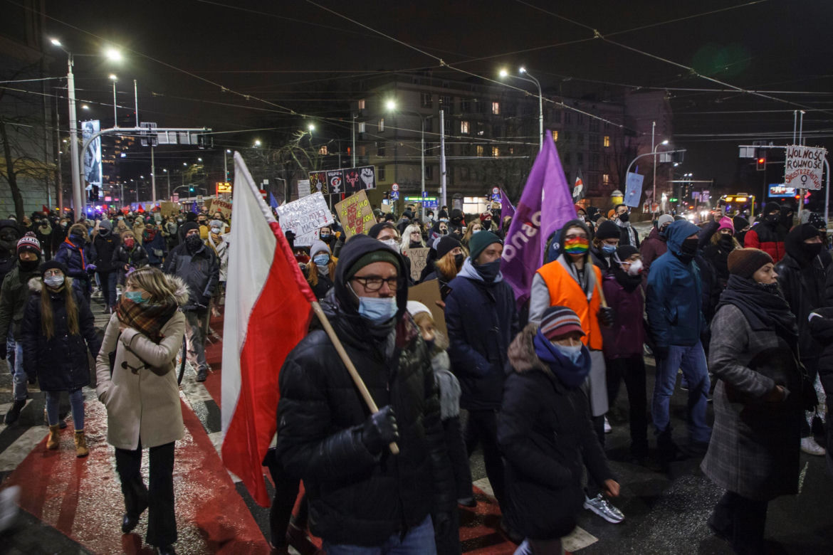 Strajk Kobiet we Wrocławiu. Przemarsz ulicami miasta i przepychanki z policją [ZDJĘCIA] 