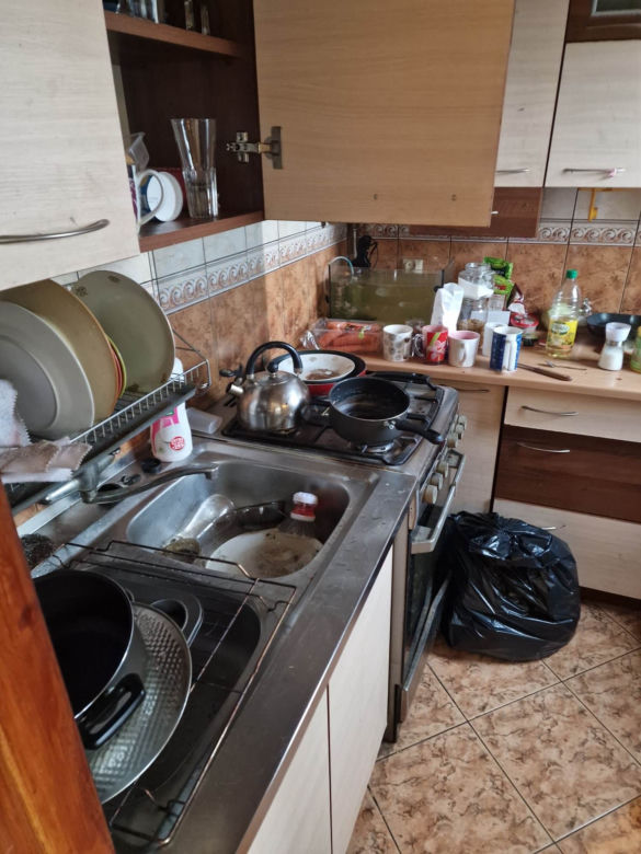 Zdjęcia opuszczonego mieszkania przez lokatorów z piekła rodem