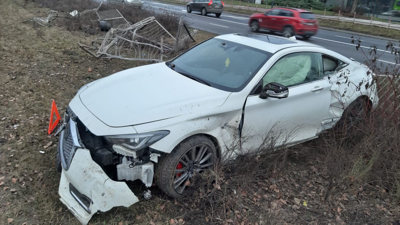 Rozbił sportowe auto i dał nogę. Policja szuka właściciela drogiego auta