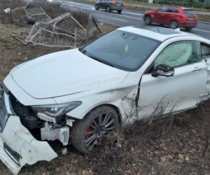 Rozbił sportowe auto i dał nogę. Policja szuka właściciela drogiego auta