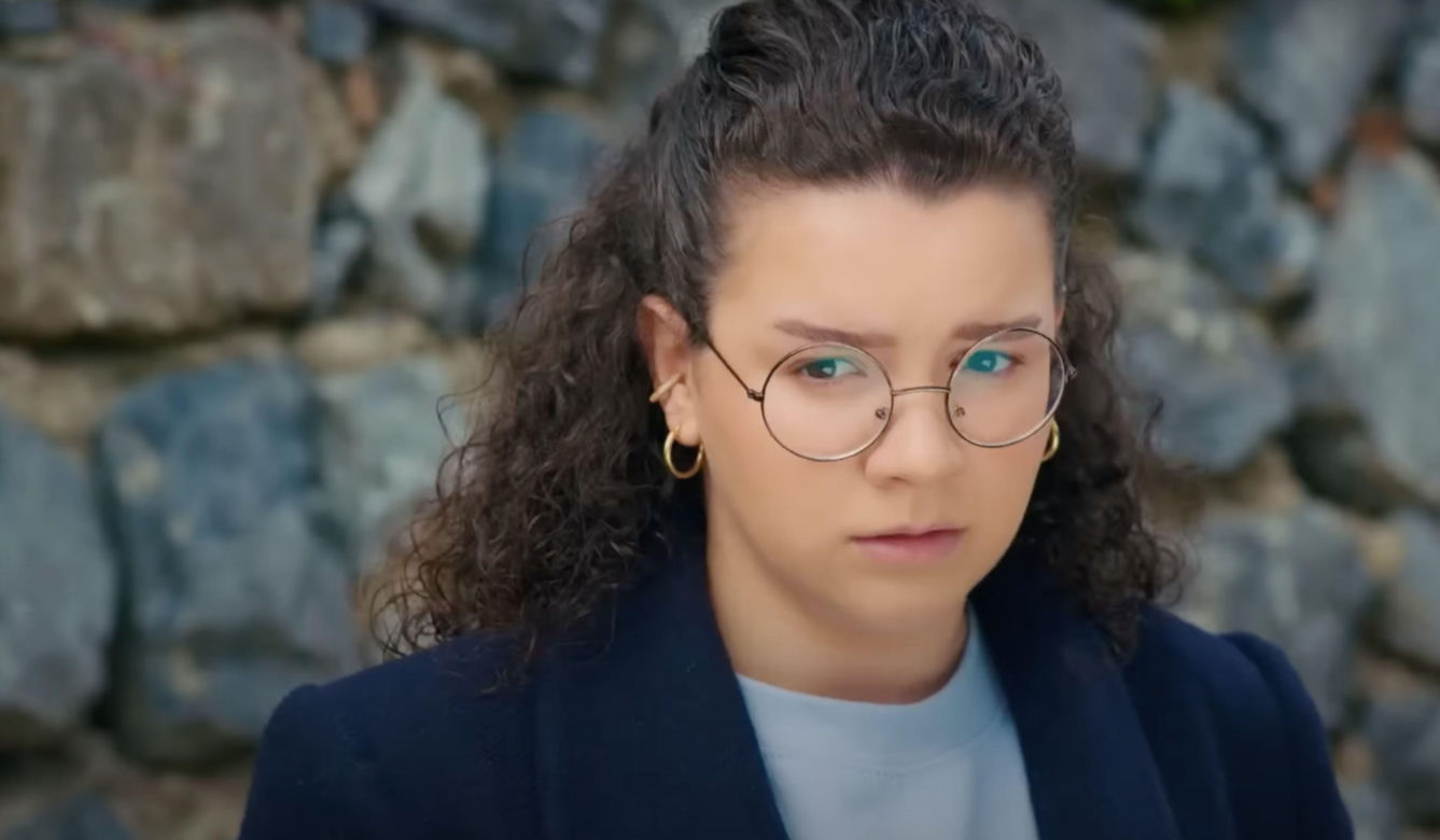 Ege będzie opiekował się Zeynep, a Bulent zacznie podejrzewać, że coś ich łączy.