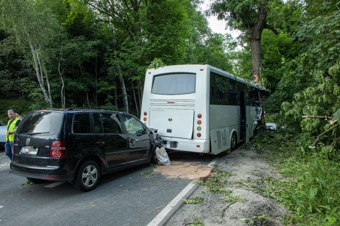 Autokar uderzył w drzewo na drodze w Przełęczy Kowrarskiej 