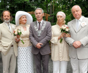 NAD ROZLEWISKIEM ostatni odcinek 13. Tomasz (Jerzy Schejbal), Basia (Małgorzata Braunek), Ewa Stern (Maria Pakulnis), Piernacki (Wojciech Droszczyński), urzędnik (Robert Janowski)
