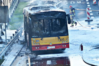 Ogromny pożar autobusu na Pradze-Południe. Płomienie wybuchły w trakcie jazdy!
