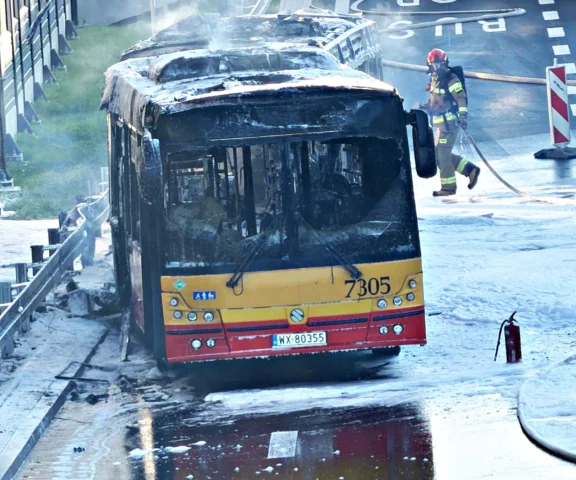 Dramatyczne chwile na Pradze-Południe. Autobus  stanął w płomieniach