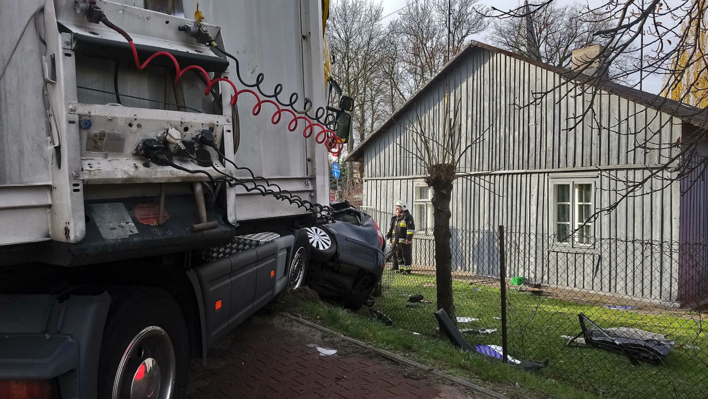 Śmiertelny wypadek w Drużbicach. Nie żyje kierowca osobówki
