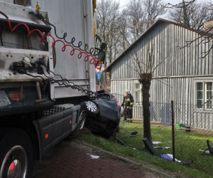 Śmiertelny wypadek w Drużbicach. Nie żyje kierowca osobówki