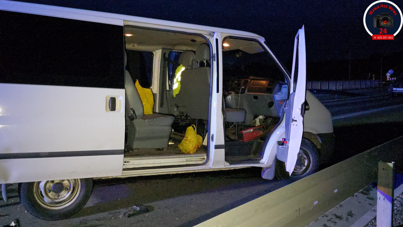 Tragiczny wypadek w Zakroczymiu: Czołowe zderzenie busa z fiatem! Kierowca zakleszczony