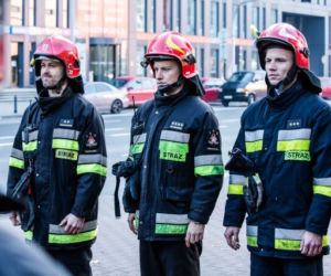 Strażacy 2 sezon odc. 1 Wojtek (Maciej Mikołajczyk), Adam (Maciej Zakościelny), Rafał (Kuba Wesołowski)