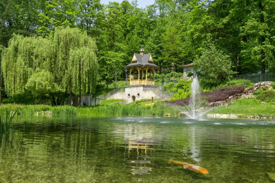 Szczawnica – uzdrowiskowe miasto u stóp Pienin, znane ze spływu Dunajcem, promenady nad Grajcarkiem i licznych tras pieszych oraz rowerowych.