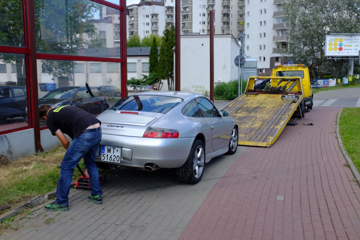 Rozbite Porsche 911 porzucone w Warszawie