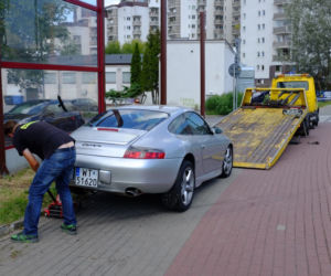 Rozbite Porsche 911 porzucone w Warszawie