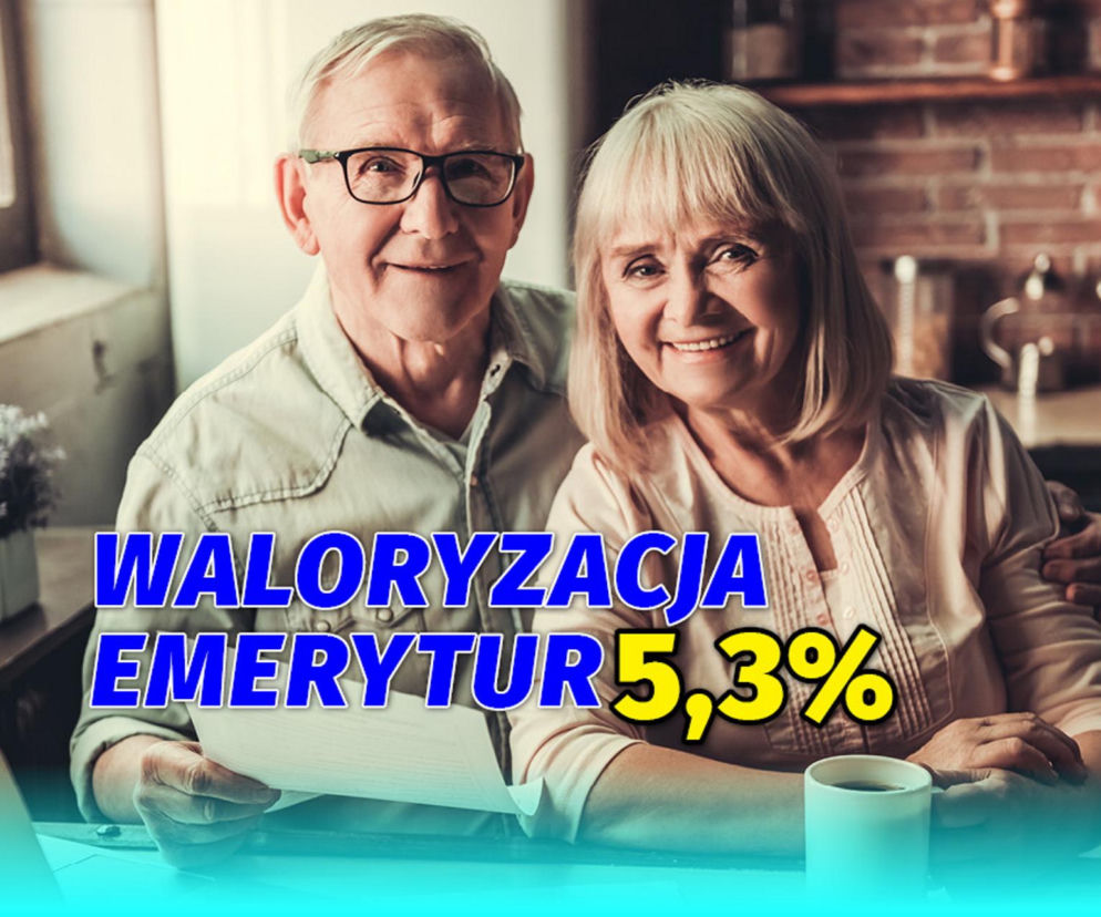 Uśmiechnięte, starsze małżeństwo przegląda dokumenty finansowe. Mężczyzna w okularach trzyma kartkę, a kobieta obejmuje go ramieniem. Na pierwszym planie niebieski baner z napisem WALORYZACJA EMERYTUR 5,3%. O szczegółach przeczytasz na Super Biznes.