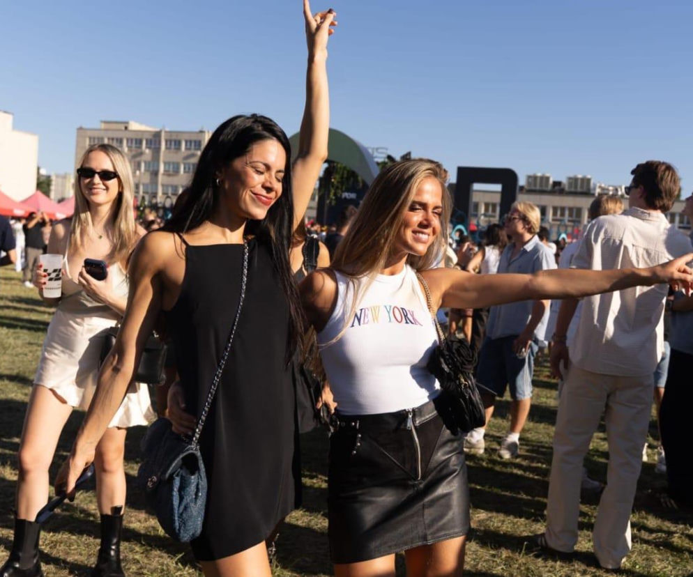 Dwie uśmiechnięte kobiety tańczące na Zamna Festival w Madrycie. O kulisach organizacji imprezy przeczytasz na Eska.