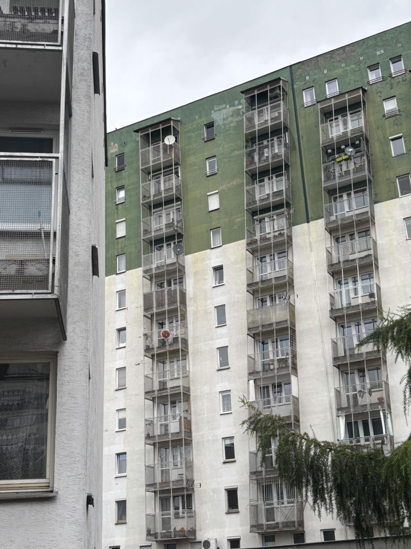 Krzywe balkony przy ul. G. Zapolskiej 42 w Krakowie