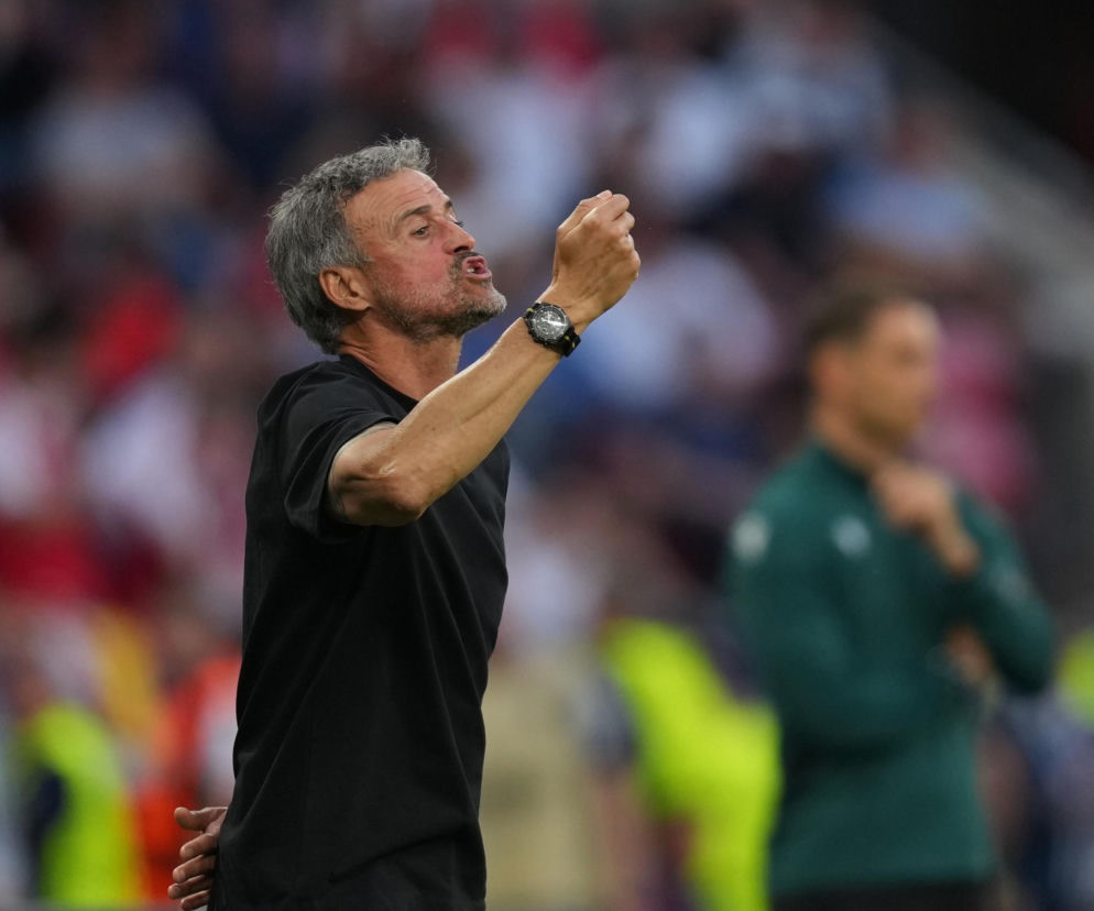 Trener PSG Luis Enrique gestykuluje podczas meczu o Superpuchar Europy. O wygranej z Aston Villą przeczytasz na SE Supersport.