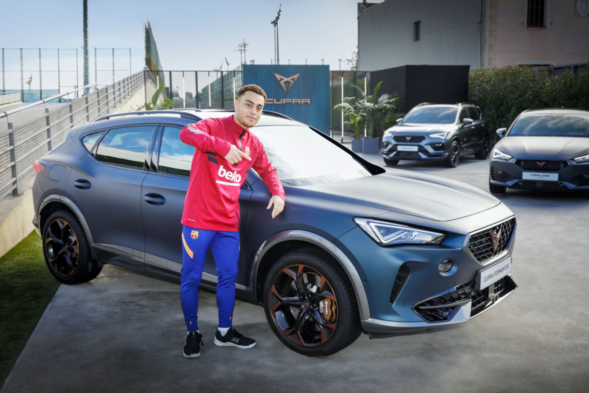Piłkarze FC Barcelona w nowych samochodach marki Cupra