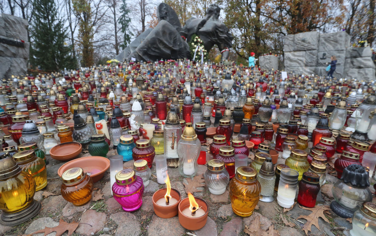 Morze zniczy pod pomnikiem "Polegli Niepokonani" na Woli