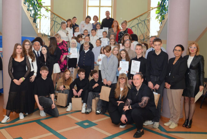 „Plastyczne Oscary” i mosty między pokoleniami. Wielki finał konkursów w ramach kampanii „Widzę – rozmawiam – reaguję” w Siedlcach