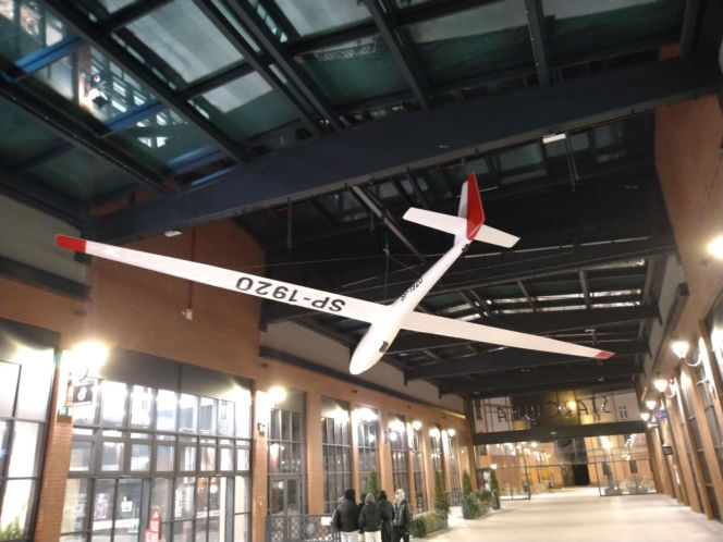 W galerii handlowej w Lesznie "wylądował" szybowiec