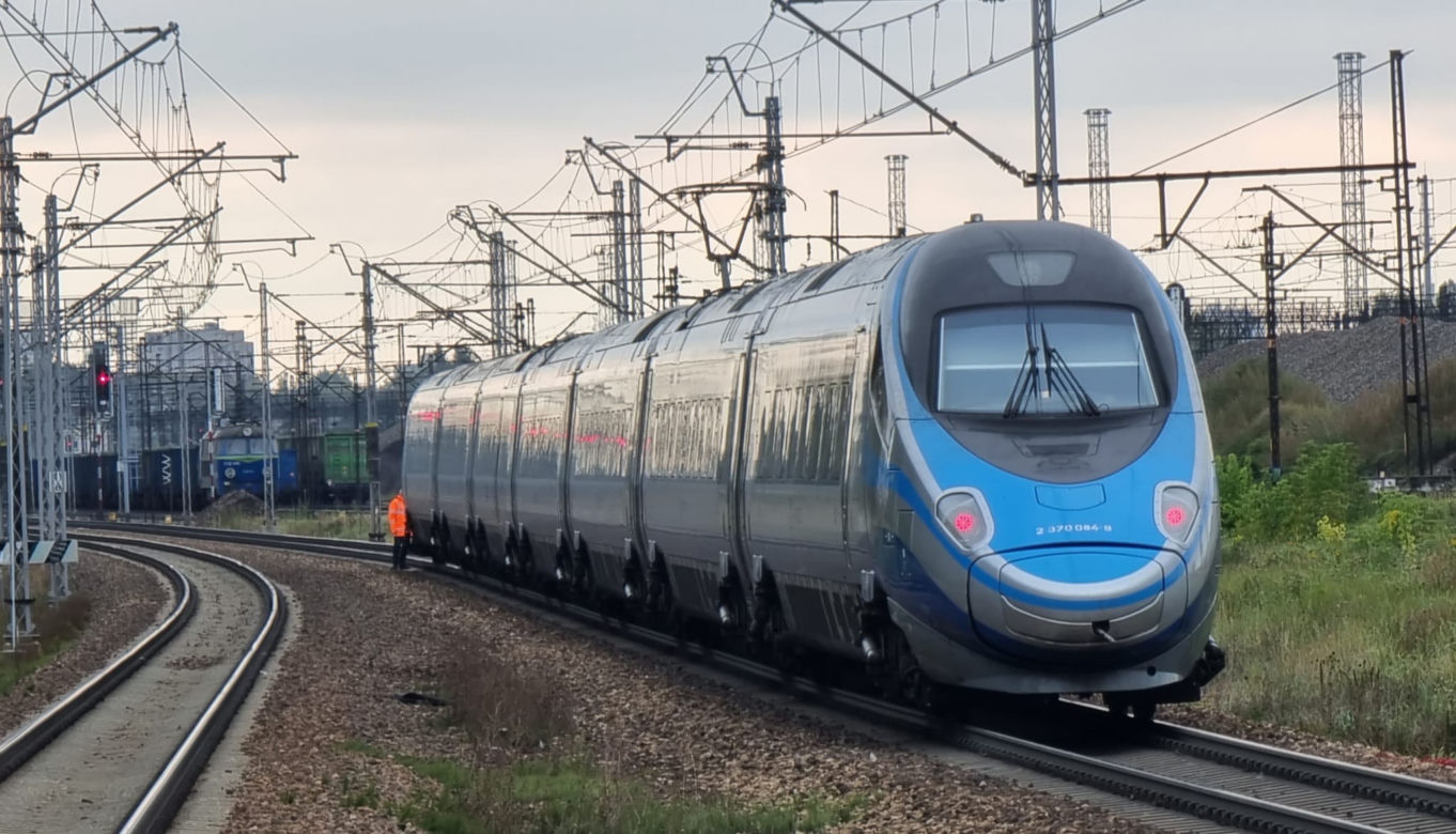  Koszmar na kolei. Pieszy wpadł pod pędzący pociąg na stacji Warszawa Toruńska. Tragiczne wieści