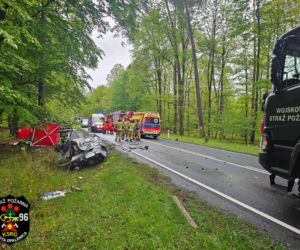 22-letni kierowca volkswagena stracił panowanie nad autem i zderzył się z ciężarówką