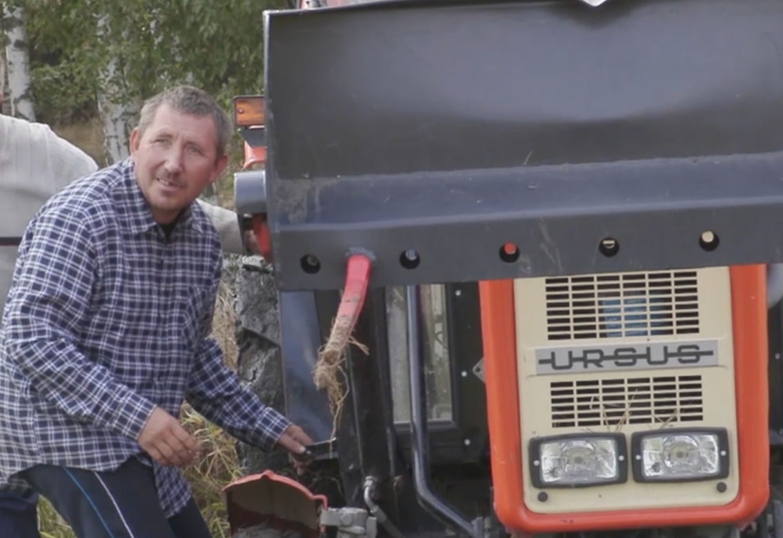 Rolnicy. Podlasie. Andrzej z Plutycz wyciąga traktor z błota