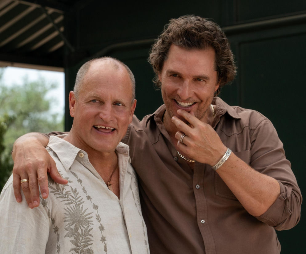 Aktorzy Woody Harrelson i Matthew McConaughey obejmują się i śmieją. O serialu Bracia przeczytasz w serwisie Eska.