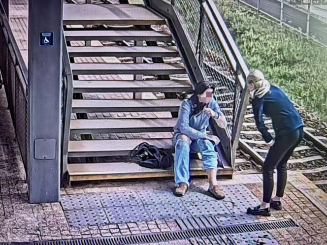 O włos od tragedii na peronie. Kobieta runęła na tory
