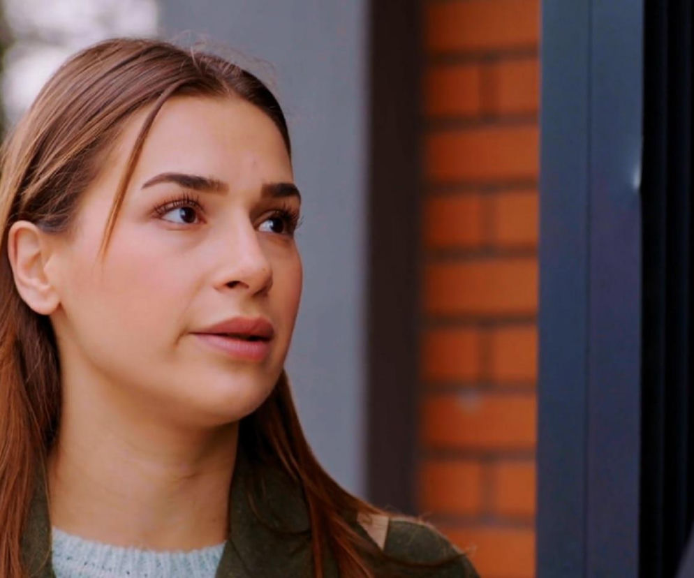 Sila z serialu Miłość i nadzieja rozmawia z Kuzeyem, prezentując zmartwiony wyraz twarzy, który odzwierciedla trudną sytuację z ciążą Bahar. Scena oddaje emocje związane z prezentem Kuzeya i jego marzeniami o dziecku. Więcej informacji o serialu znajdziesz na Super Seriale.