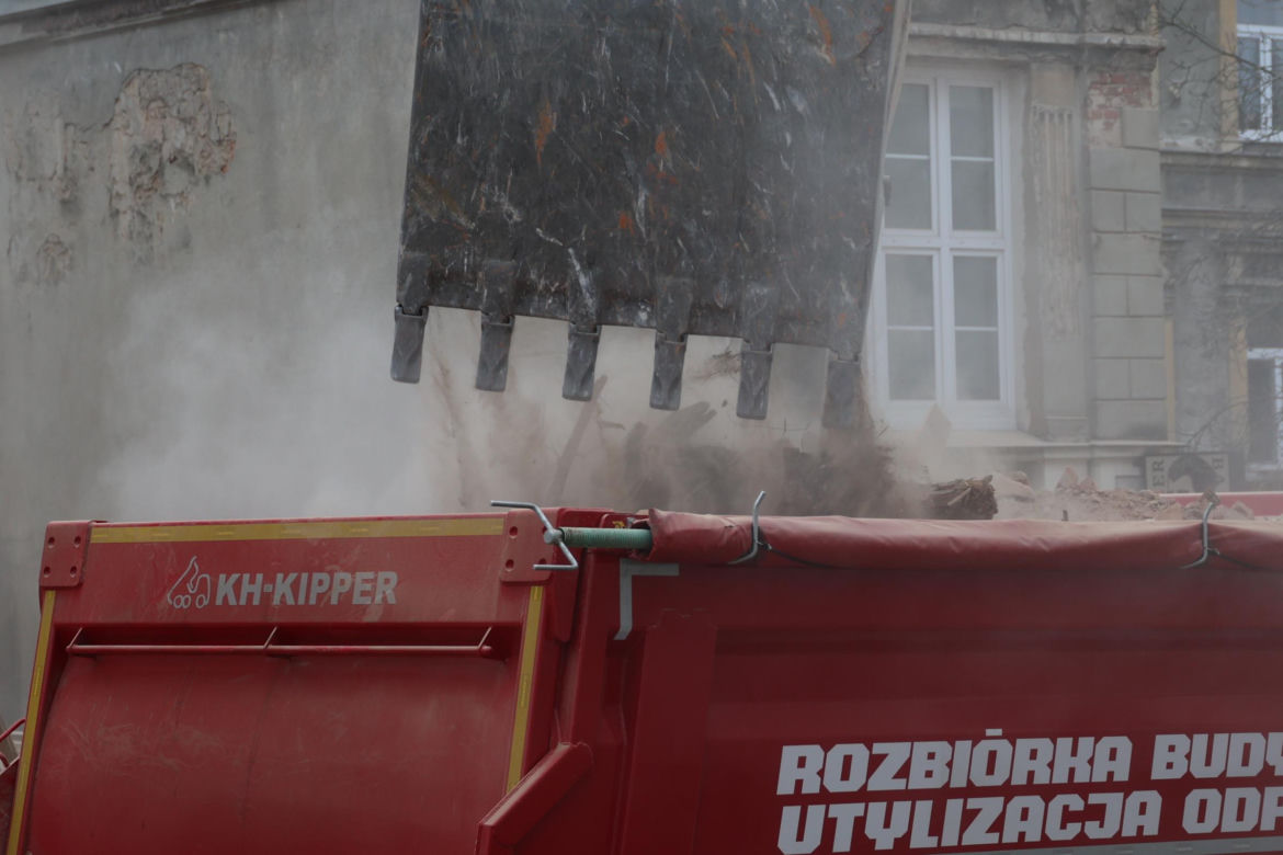 Wznowiono prace przy rozbiórce kamienicy po katastrofie budowlanej w Lublinie