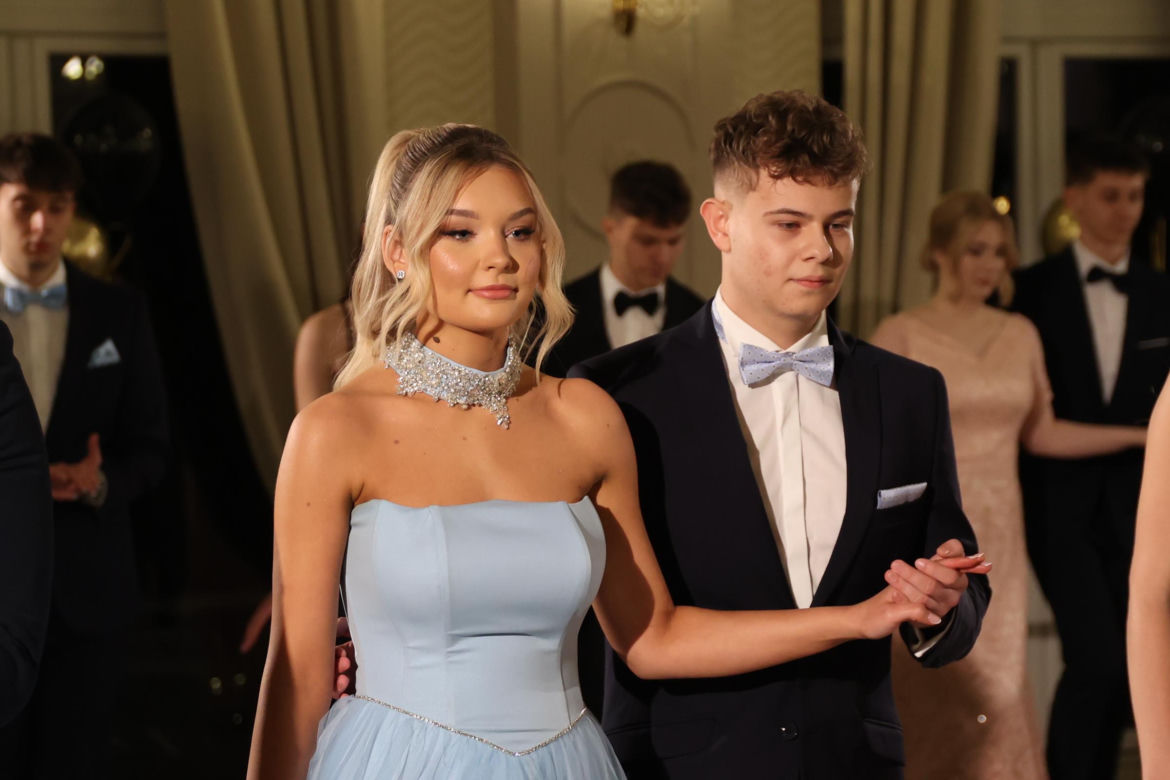 „Poloneza czas zacząć!”. Maturzyści z Liceum Ogólnokształcącego im. Jana III Sobieskiego w Lublinie odliczają symboliczne 100 dni do matury