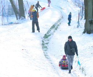 To najlepsza zimowa, darmowa atrakcja w Katowicach. Tłumy na torze saneczkowym