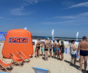 Niebieska i pomarańczowa ekipa rozgrzała plażę w Ustce! Baltic Tour Medicover Sport kontynuuje nadmorską trasę!