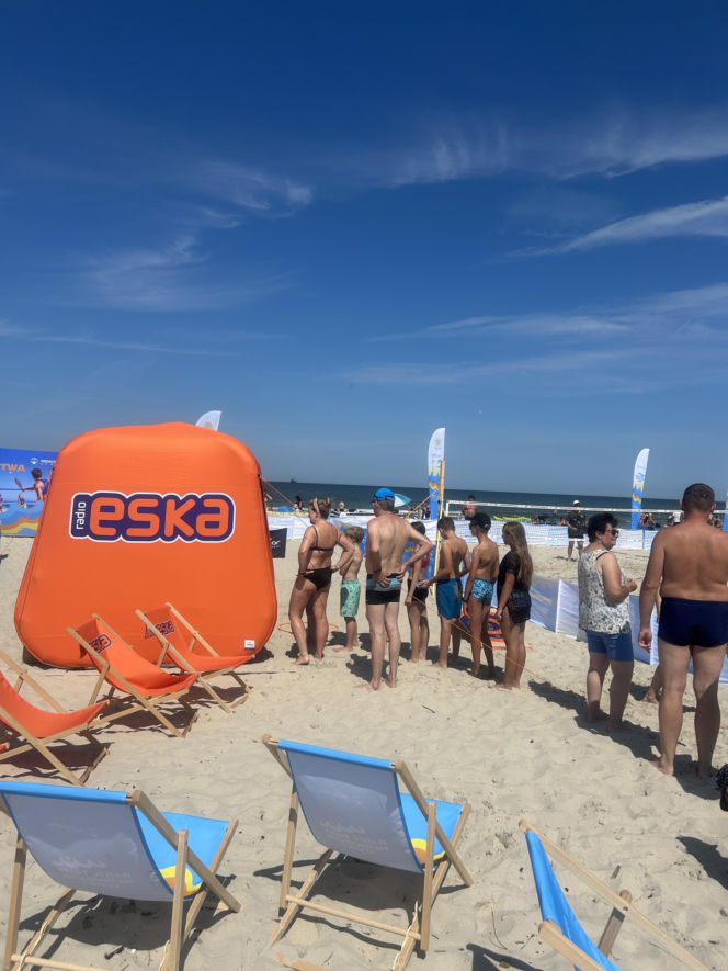 Niebieska i pomarańczowa ekipa rozgrzała plażę w Ustce! Baltic Tour Medicover Sport kontynuuje nadmorską trasę!