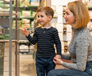 Dziecko chce kupić wszystko w sklepie? Sprawdź jak wytłumaczyć mu różnicę między potrzebą a zachcianką