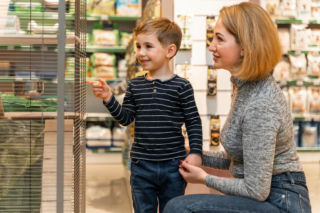 Dziecko chce kupić wszystko w sklepie? Sprawdź jak wytłumaczyć mu różnicę między potrzebą a zachcianką