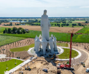 Budowa pomnika Matki Boskiej w Konotopiu