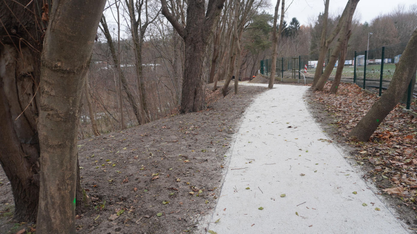 Nowe miejsce rekreacji nad Łyną coraz bliżej. Trwają prace wykończeniowe Ekotarasu w Olsztynie [ZDJĘCIA]