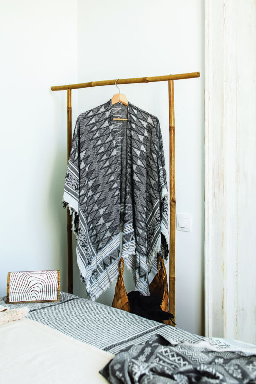 Czarno-białe wnętrze w stylu tribal boho