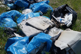 Wyrzucił śmieci na cudzym polu! Haniebny czyn 27-latka 