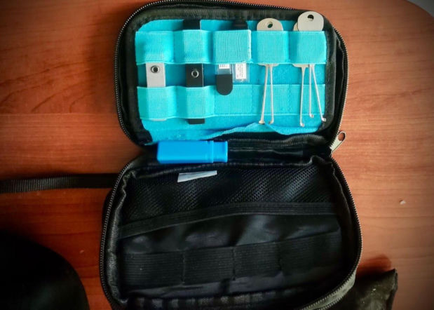 Mołdawianin ukrywał się na poddaszu. To, co policjanci znaleźli w jego samochodzie, zaskakuje