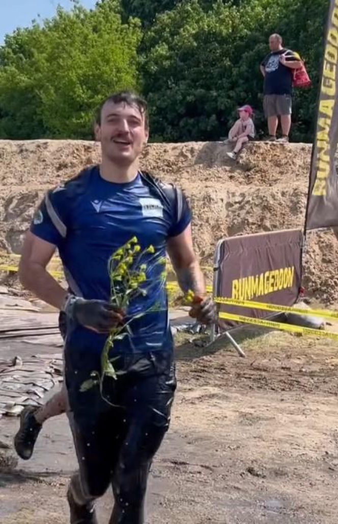Błażej Stencel płynął w dmuchanym... jednorożcu. "Wiozłem kwiatki dla mojego księcia"
