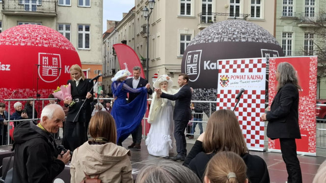 Taneczne powitanie wiosny w Kaliszu. Walc Barbary z filmu „Noce i Dnie” wybrzmiał w sercu miasta